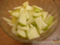 Картофельный салат с копченой селедкой и сухариками: Полить нарезанные яблоки лимонным соком.
