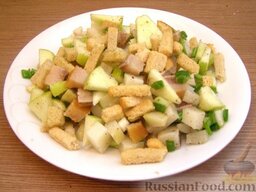 Картофельный салат с копченой селедкой и сухариками: Выложить картофельный салат с сельдью на блюдо и посыпать сухариками.    Приятного аппетита!