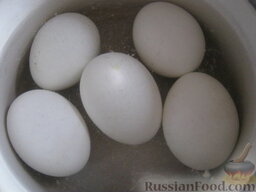 Яйца, фаршированные печенью трески: Как приготовить яйца, фаршированные печенью трески:    Сварить вкрутую яйца. Для этого залить их холодной водой, довести до кипения, варить на среднем огне 10 минут. Затем кипяток слить, залить готовые яйца холодной водой, охладить.
