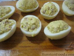 Яйца, фаршированные печенью трески: Полученной начинкой нафаршировать половинки яичных белков.