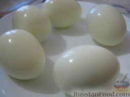 Яйца, фаршированные печенью трески: Очистить яйца от скорлупы.