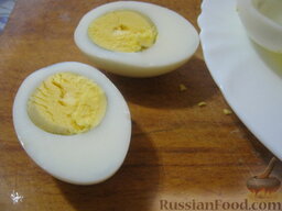 Яйца, фаршированные печенью трески: Разрезать пополам.