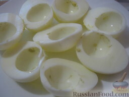 Яйца, фаршированные печенью трески: Вынуть желтки.