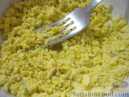 Яйца, фаршированные печенью трески: Размять желтки вилкой.