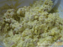 Яйца, фаршированные печенью трески: Посолить, поперчить, добавить майонез. Хорошо перемешать. Начинка готова.