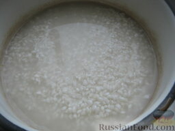 Голубцы из квашеной капусты (в мультиварке): Рис хорошо промыть и залить кипятком на 5-10 минут.