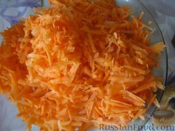 Голубцы из квашеной капусты (в мультиварке): Морковь почистить, помыть и натереть на крупной терке.