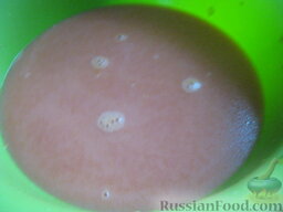 Голубцы из квашеной капусты (в мультиварке): Сделать соус. Молоко или воду вскипятить. В горячем молоке (воде) развести томатную пасту. Посолить и поперчить по вкусу.