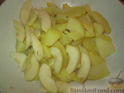 Утка в апельсиновом соусе: Добавить картофель и яблоко, очищенное и нарезанное ломтиками. Слегка обжарить.