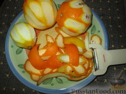Утка в апельсиновом соусе: Тем временем счищаем цедру (тонкую кожуру) с апельсинов и лимона при помощи овощечистки, стараясь не снимать белую горьковатую кожицу.