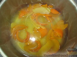 Утка в апельсиновом соусе: Цедру апельсинов и лимона отвариваем 5 минут в соленой кипящей воде,опрокидываем в дуршлаг.