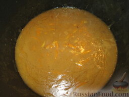 Утка в апельсиновом соусе: После того, как мы аккуратно извлекли утку и выложили ее на блюдо, в соус добавляем немного крахмала, разведенного в холодной воде. Помешиваем, пока соус не загустеет.