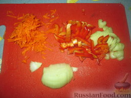 Салат с гранатом: Морковь очистить и натереть на терке. Перец нарезать полосочками. Лук нарезать четвертькольцами. Стебли сельдерея очистить от внешних жестких волокон (при помощи овощечистки) и нарезать.