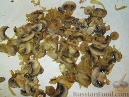 Бутербродная масса из нута и грибов: Добавить свежие шампиньоны, нарезанные тонкими пластинками, и слегка обжарить.