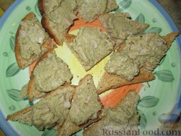 Бутербродная масса из нута и грибов: Ломтики ржаного хлеба подрумянить в тостере, разрезать на 4 треугольника. Намазать приготовленной бутербродной массой.