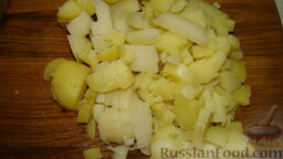 Салат "Часы": Картофель нарезать мелким кубиком.