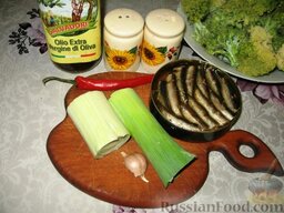 Шпротный салат с брокколи: Как приготовить шпротный салат с брокколи:    Брокколи разобрать на соцветия и отварить в подсоленной воде.  Откинуть на дуршлаг.