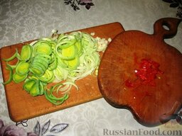 Шпротный салат с брокколи: Порезать мелко чеснок. Тонкими кольцами или полукольцами порезать лук-порей. Острый перец очистить от семян и мелко нарезать.