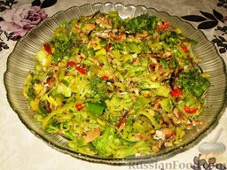 Шпротный салат с брокколи: Выложить шпротный салат  в салатницу. Вкусно в теплом и холодном виде.  Приятного аппетита!