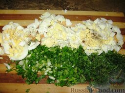 Завиванец из судака: Для начинки мелко порезать зелень, зеленый лук и яйца. Посолить и поперчить.
