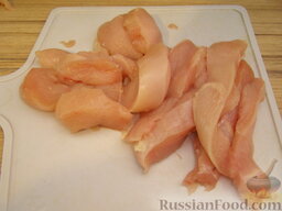 Куриное филе, запеченное в картофельном кляре: Как приготовить куриное филе, запеченное в картофельном кляре:    Куриное филе нарезать поперек волокон на кусочки, толщиной примерно 2 см