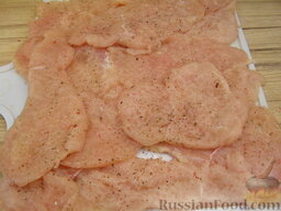 Куриное филе, запеченное в картофельном кляре: Посолить, поперчить (по 0,5 ч. ложки соли и перца) и сложить в миску или пакет на 1 час.