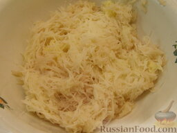 Куриное филе, запеченное в картофельном кляре: Картофель очистить и натереть на мелкой терке. Сок не сливать.