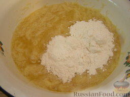 Куриное филе, запеченное в картофельном кляре: Добавить муку, перемешать до однородности. Должно получиться тесто как на оладьи.