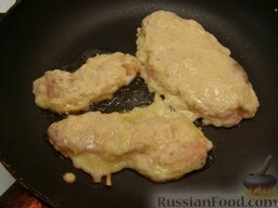 Куриное филе, запеченное в картофельном кляре: Выложить кусочки мяса на сковороду, кляром вниз. Сверху на мясо выложить еще по 1-1,5 ст. ложки теста. Жарить на среднем огне 1-2 минуты.