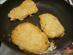 Куриное филе, запеченное в картофельном кляре: Перевернуть и жарить еще 1-2 минуты.    Отбивные не должны зажариться, а только слегка 