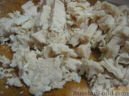 Салат "Гнездо глухаря": Куриное мясо нарезать кусочками.