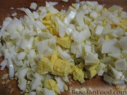 Салат "Гнездо глухаря": Куриные яйца нарезать кубиками.