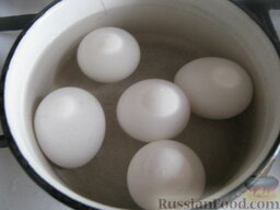 Салат "Гнездо глухаря": Яйца залить холодной водой, сварить вкрутую (10 мин.), остудить под холодной водой.