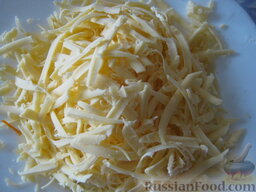 Салат "Гнездо глухаря": Твердый сыр натереть на крупной терке.