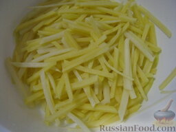 Салат "Гнездо глухаря": Картофель очистить, помыть и нарезать тонкой соломкой.