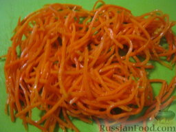 Салат "Гнездо глухаря": Морковь очистить, помыть и натереть на терке для корейской моркови. Обжарить на  растительном масле, помешивая, 3-4 минуты. Затем выложить на салфетки, чтобы стек жир.
