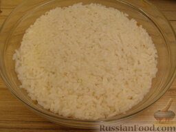 Салат "Мимоза" с рисом и копченой рыбой: Выложить оставшийся рис.