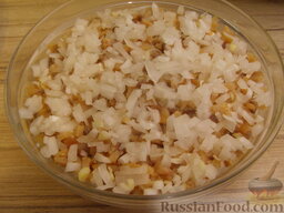 Салат "Мимоза" с рисом и копченой рыбой: И лук.