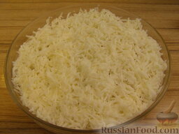 Салат "Мимоза" с рисом и копченой рыбой: Выложить натертые белки. Слегка примять, формируя легкий купол.