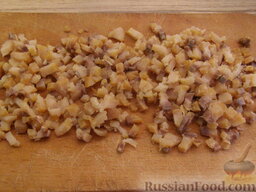 Салат "Мимоза" с рисом и копченой рыбой: Филе рыбы отделить от шкурки и костей и нарезать как можно мельче.
