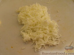 Салат "Мимоза" с рисом и копченой рыбой: Отварить яйца вкрутую (5-7 минут после закипания). Очистить. Отделить белки и натереть их на мелкой терке.
