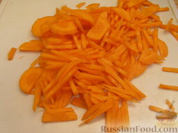Борщ с ржаными галушками: Морковь очистить, вымыть, нашинковать соломкой.