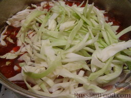 Борщ с ржаными галушками: Выложить капусту, посолить и варить еще 10 минут.