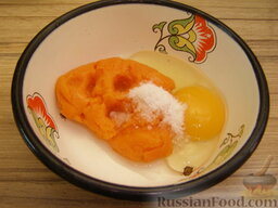 Вареники с картошкой "Солнечные": Как приготовить вареники с картошкой:    Тыкву очистить, пюрировать блендером. Добавить яйцо, растительное масло и соль.  Смешать.