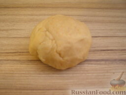 Вареники с картошкой "Солнечные": Замесить тесто. Накрыть полотенцем или замотать в пленку. Оставить тесто для вареников с картошкой на 40 минут.