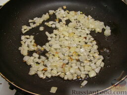 Вареники с картошкой "Солнечные": На сковороде разогреть 1 ст. ложку растительного масла. Выложить лук и обжаривать его, помешивая, на среднем огне 10 минут.