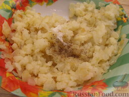 Вареники с картошкой "Солнечные": Смешать картофель и лук. Добавить соль и перец. Перемешать.