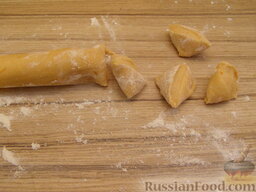 Вареники с картошкой "Солнечные": Тесто раскатать в колбаску, толщиной 3 см. Отрезать кусочки теста толщиной 1 см.