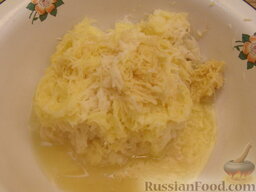 Деруны с жареным луком: Картофель очистить, вымыть, натереть на мелкой терке.