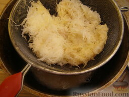 Деруны с жареным луком: Тщательно отжать. При этом вес картофельной массы уменьшится примерно на четверть.
